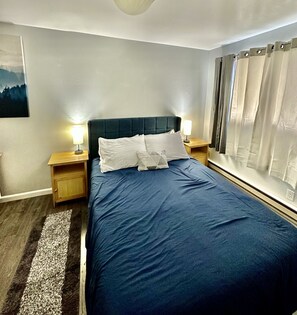 4 soverom, skrivebord, strykejern/-brett og reiseseng for barn