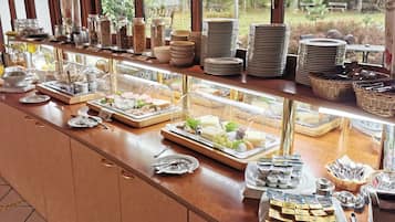 Bữa sáng buffet hàng ngày (9.90 EUR/mỗi người)