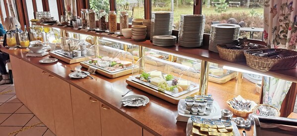 Daily buffet breakfast (EUR 9.90 per person) - Heidehotel Soltauer Hof (Soltau)