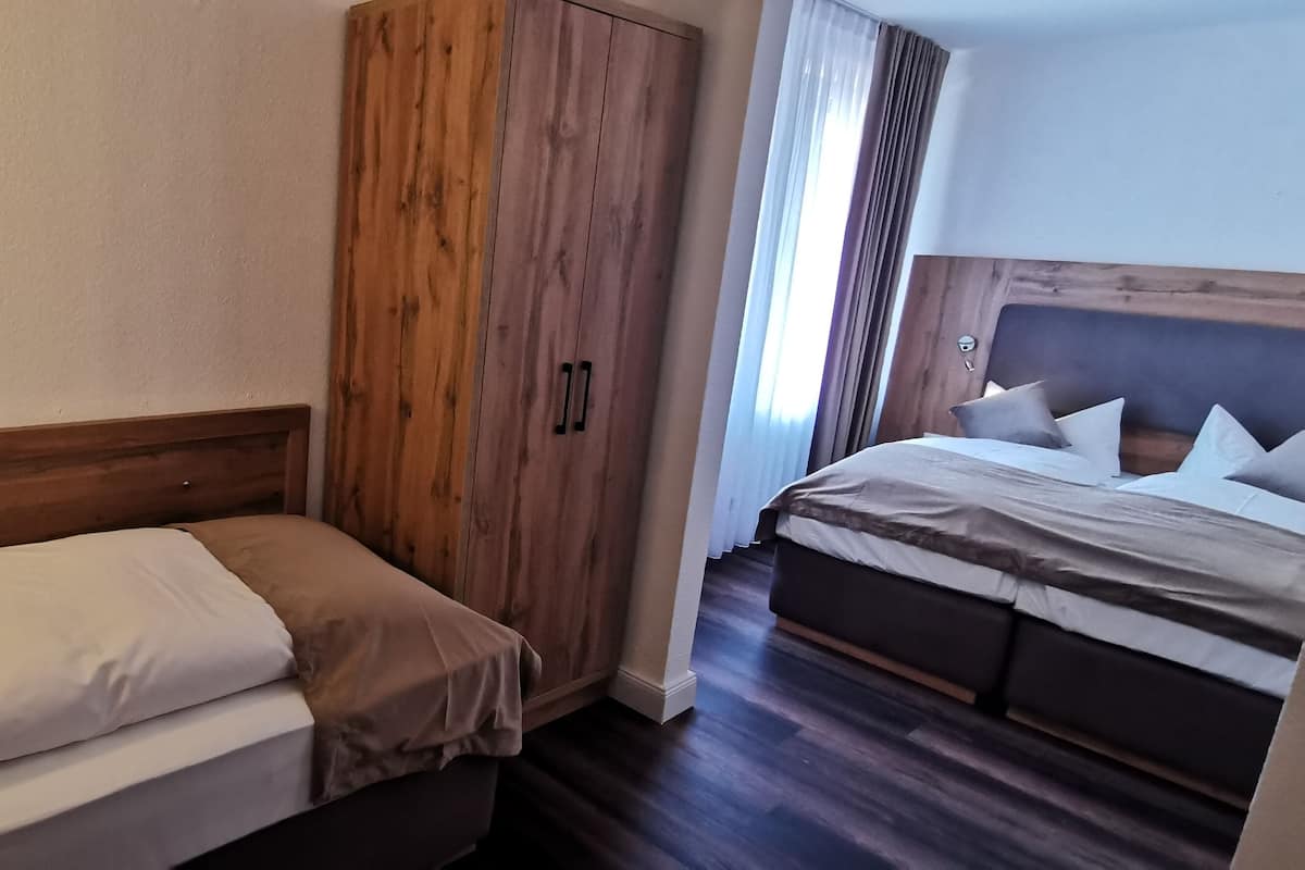 Economy driepersoonskamer | Hypoallergeen beddengoed, een bureau, een laptopwerkplek, gratis wifi
