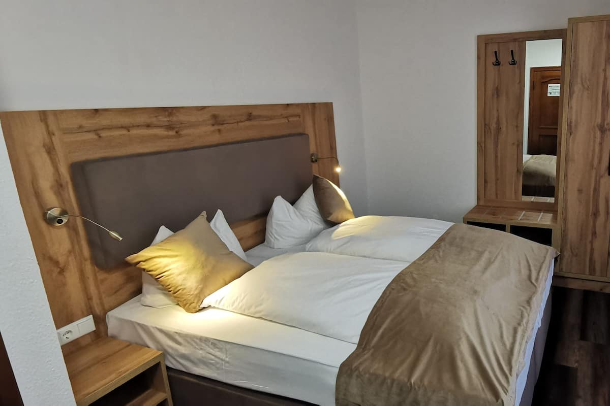 Economy tweepersoonskamer | Hypoallergeen beddengoed, een bureau, een laptopwerkplek, gratis wifi