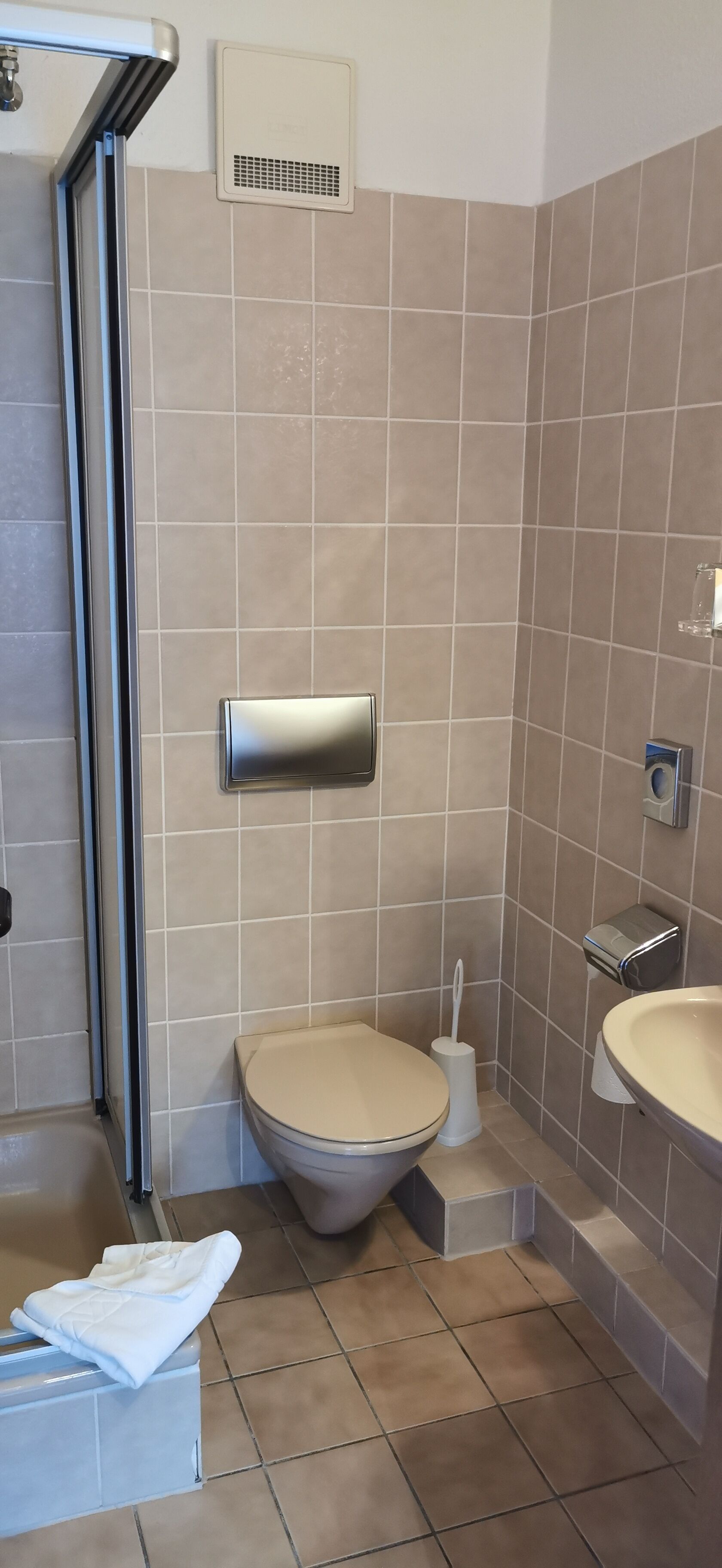 A bathroom with a toilet, bidet, and sink.