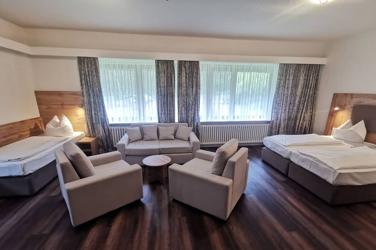 Comfort vierpersoonskamer | Hypoallergeen beddengoed, een bureau, een laptopwerkplek, gratis wifi