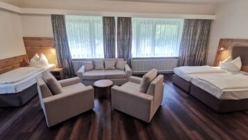 Comfort vierpersoonskamer | Hypoallergeen beddengoed, een bureau, een laptopwerkplek, gratis wifi