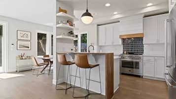 Jääkaappi, mikroaaltouuni, uuni, liesi