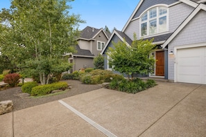 Exterior - Stylish Lake Oswego Retreat - All new high end furnishings and amazing patio (Lake Oswego)