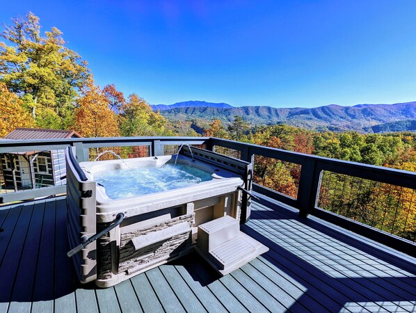 Outdoor spa tub - Secluded Peak: Sleeps 10, Full Privacy, Mt LeConte (Sevierville)