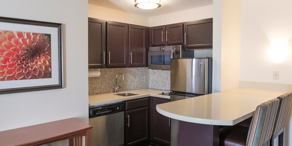 Refrigerador, microondas, parrilla de estufa y lavavajillas 