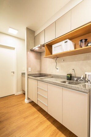 Suite estudio empresarial, 1 cama matrimonial, cocina | Cocina privada | Refrigerador, microondas, parrilla de estufa y cafetera y tetera 