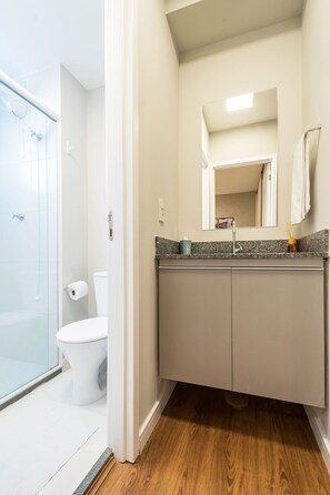 Suíte estúdio empresarial, 1 cama de casal, cozinha | Individualmente decorados, escrivaninha