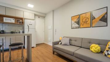 Suíte estúdio empresarial, 1 cama de casal, cozinha | Sala de estar | Smart TV