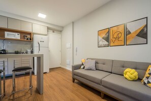 Suite estudio empresarial, 1 cama matrimonial, cocina | Sala de estar | Smart TV 