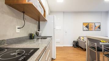 Business Studio Suite, 1 Double Bed, Kitchen | Private kitchen | Fridge, microwave, stovetop, coffee/tea maker