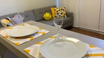 Suíte estúdio empresarial, 1 cama de casal, cozinha | Sala de jantar