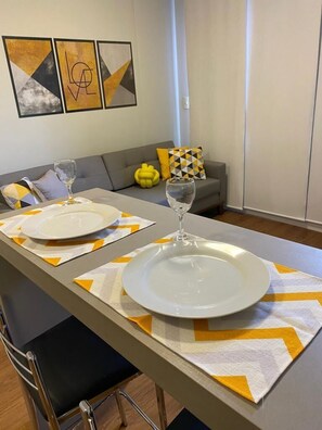 Suite estudio empresarial, 1 cama matrimonial, cocina | Comedor