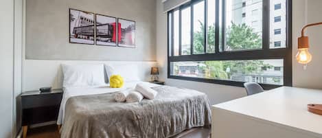 Business Studio Suite, 1 Double Bed, Kitchen | Individually decorated, desk, laptop workspace, iron/ironing board