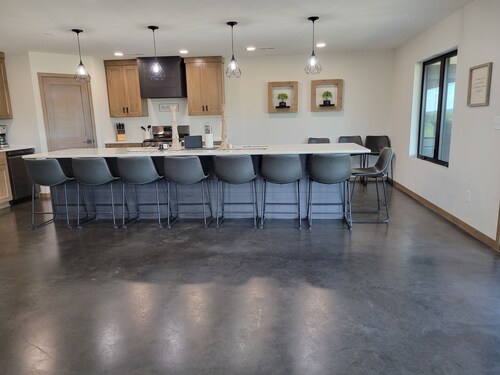 Spacious house near a lake with great fishing and boating🏖🚤