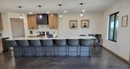 Spacious house near a lake with great fishing and boating🏖🚤