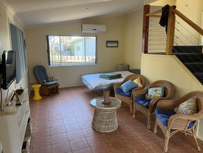 2 bedrooms, free WiFi - Two story, modern 70's, pet friendly, beach house. Close to track & beach(300m) (Cowes)