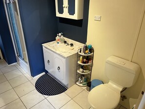 Shower - Two story, modern 70's, pet friendly, beach house. Close to track & beach(300m) (Cowes)