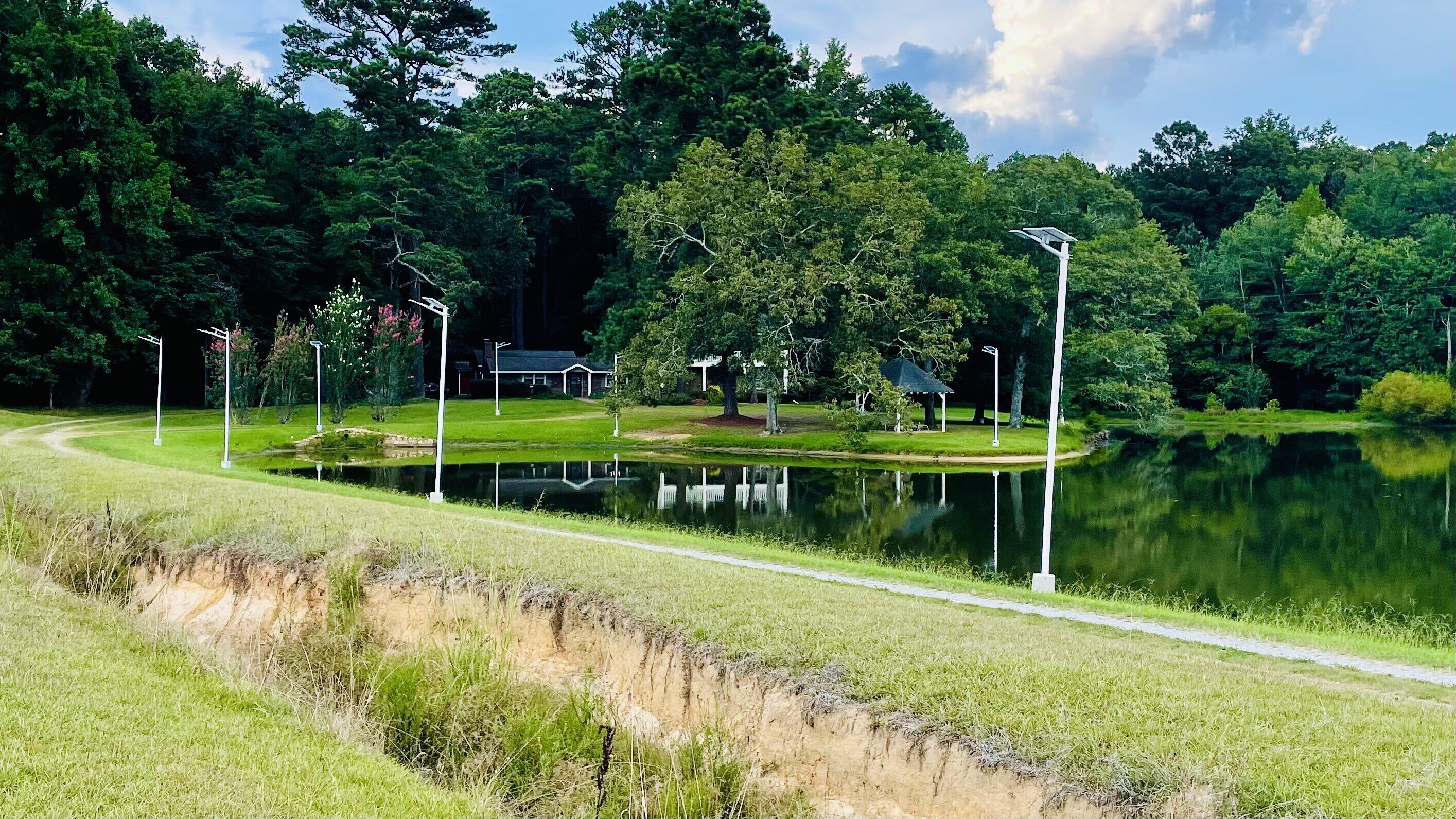 Refreshing cozy home w/ lake front in nature