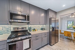 Kühlschrank, Mikrowelle, Ofen, Herdplatte