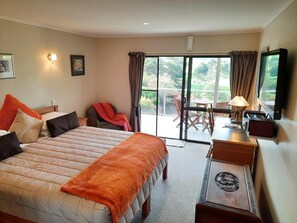 1 bedroom, iron/ironing board, Internet, bed sheets - Stunning river views with convenient mini-kitchenette (Haruru)