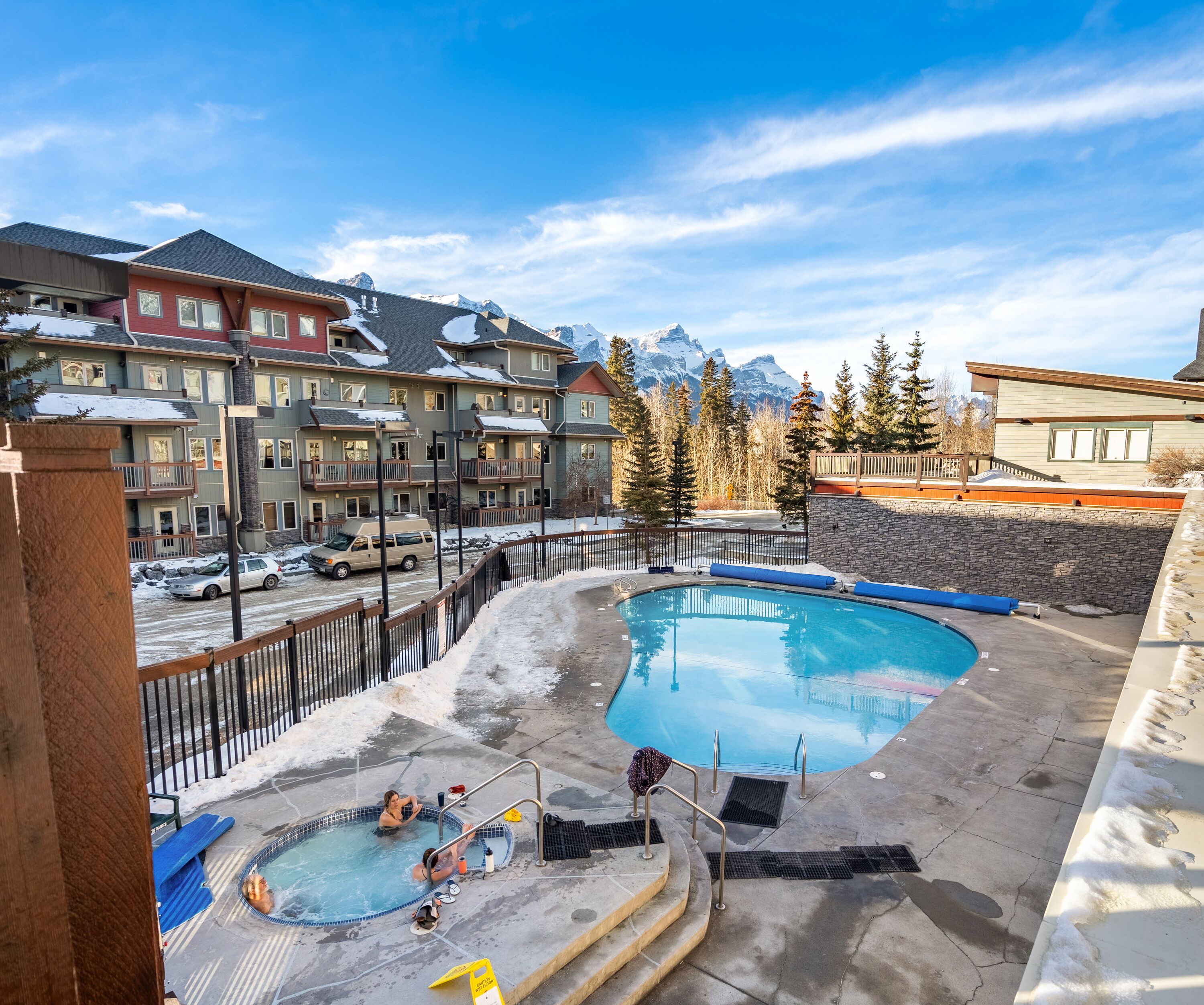 Un espace piscine comprenant un jacuzzi, une petite piscine et une vue sur les montagnes.