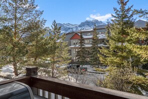 Property grounds - Heated outdoor Pool & Tubs 2 Bedroom & 2 Full baths 5 beds 9 Guests (Canmore)