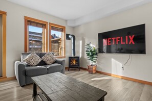 Smart TV, fireplace - Heated outdoor Pool & Tubs 2 Bedroom & 2 Full baths 5 beds 9 Guests (Canmore)