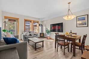 Smart TV, fireplace - Heated outdoor Pool & Tubs 2 Bedroom & 2 Full baths 5 beds 9 Guests (Canmore)