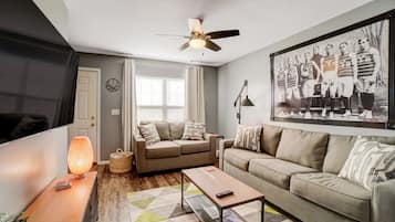 Älytelevisio, videopelejä, pöytäjalkapallopöytä