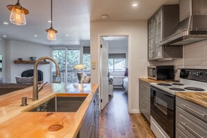 Fridge, microwave, stovetop, dishwasher - Highly updated 1 Bedroom plus den, 2 bath Crestview Unit 5 Sleeps up to 4 located near Canyon Lodge (Mammoth Lakes)