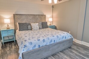 4 bedrooms, desk, internet, bed sheets - BEACON BREAK PAD IS 350 STEPS TO BEACH! 4BD/2BA, PRIVATE POOL! (Port Saint Joe)