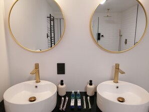 Badewanne, umweltfreundliche Kosmetikartikel, Haartrockner, Handtücher