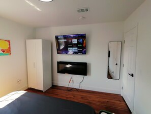 2 bedrooms, desk, iron/ironing board, free WiFi