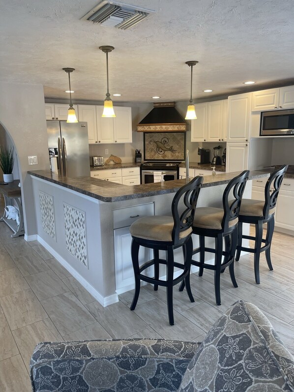 冷蔵庫、電子レンジ、オーブン、コンロ