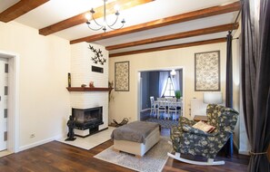Smart TV, fireplace, ping pong