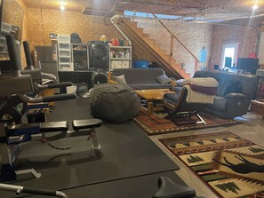 Espacio multifuncional con área de ejercicio, asientos y una escalera.