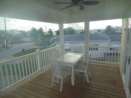 Banana Republics - Located in Paradise