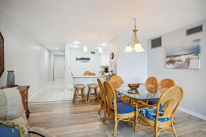 コンドミニアム ベッド (複数台) (Oceanfront Gem: Elegant 3BR Condo in ) | レストラン