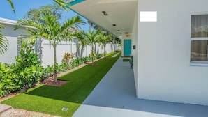 Property grounds - Renovated 3bd/2ba near Downtown (West Palm Beach)