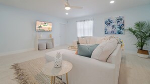 Living area - Renovated 3bd/2ba near Downtown (West Palm Beach)