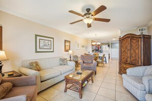 Condo, 1 cama King size (OceanFront Bliss: Night of Lights Get) | Área de sala de estar