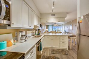 Appartamento, letti multipli (OceanFront Bliss: Night of Lights Get) | Cucina privata | Tostapane