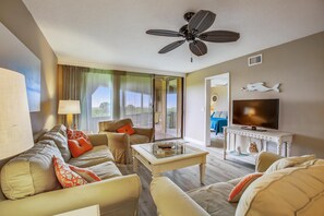 Appartamento, letti multipli (OceanFront Bliss: Night of Lights Get) | Area soggiorno