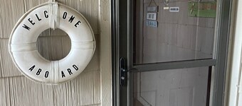 Relaxing waterfront condo - 30' Dock! 10 min walk to Jet Express & downtown PC