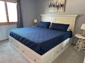 1 bedroom, desk, blackout drapes, iron/ironing board - Relaxing waterfront condo - 30' Dock! 10 min walk to Jet Express & downtown PC (Port Clinton)