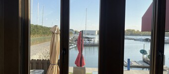 Relaxing waterfront condo - 30' Dock! 10 min walk to Jet Express & downtown PC