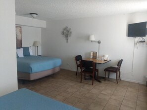 Basic Quadruple Room | Free WiFi, bed sheets - Little Daisy Motel (Cottonwood)